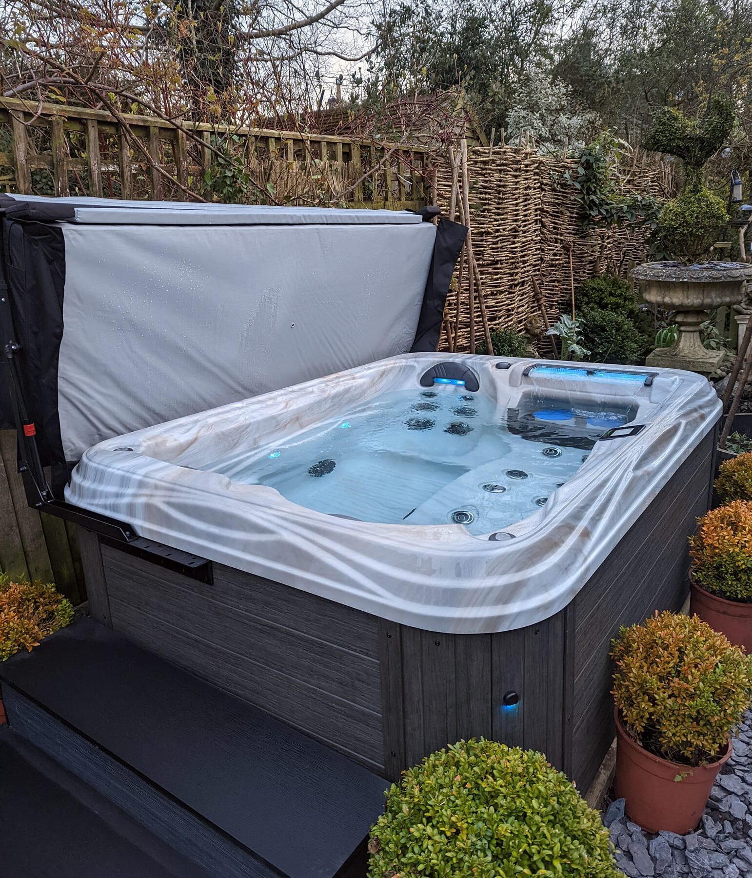 Vici Hot Tubs: Island