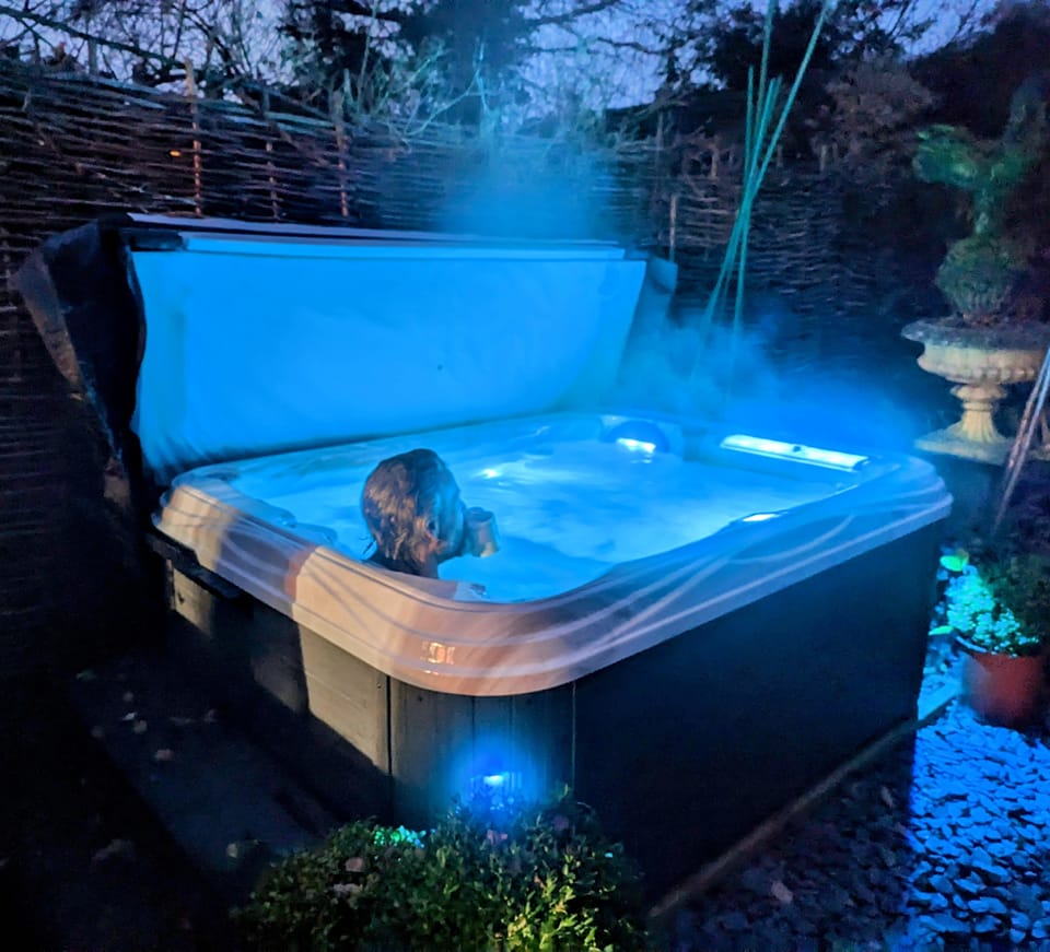 Vici Hot Tubs: Island